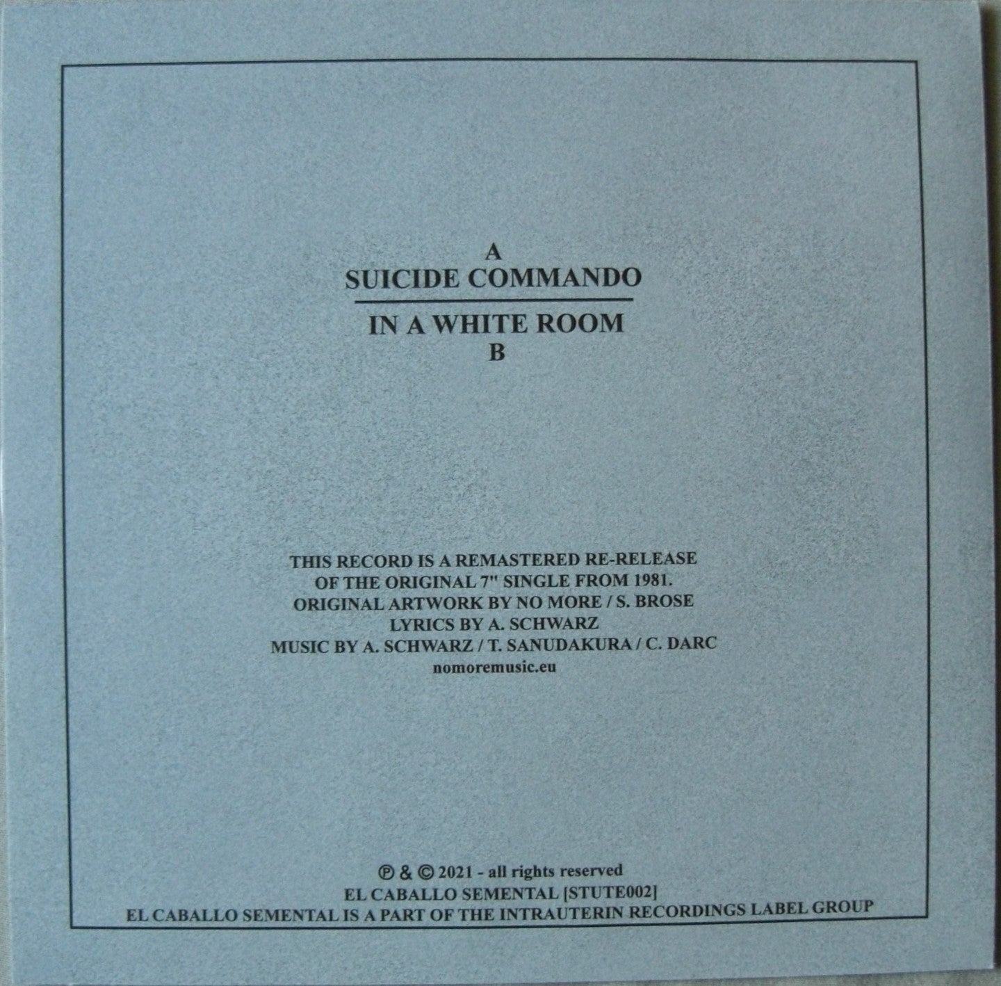 No más – Comando suicida / Vinilo en una habitación blanca, 7" violeta
